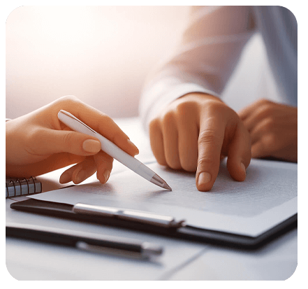 Närbild händer som synar och skriver under kontrakt